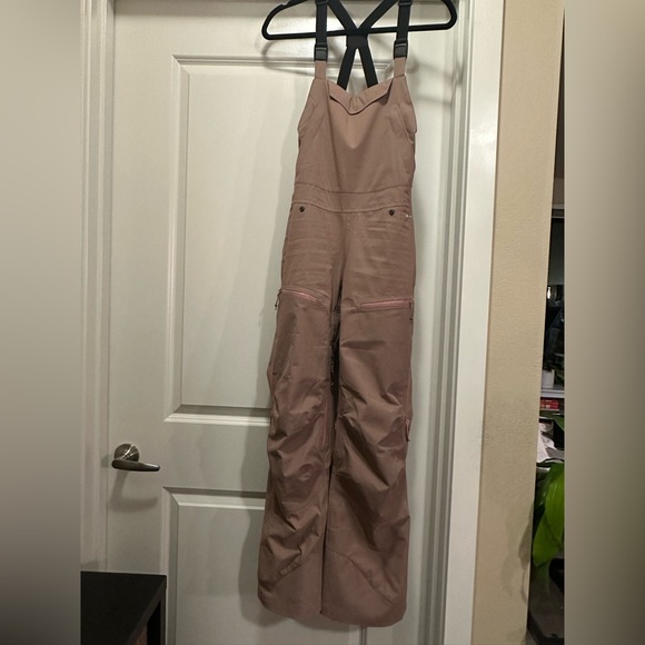 XS Flylow Moxie Bib in Mauve - Picture 2 of 3